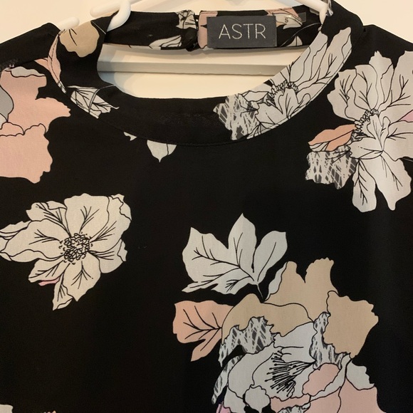 astr long sleeve, lightweight floral dress - Picture 6 of 7